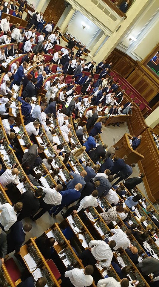 Первое блокирование, демарш меньшинства и срыв Зеленского: что происходило в Раде ночью (ФОТО)