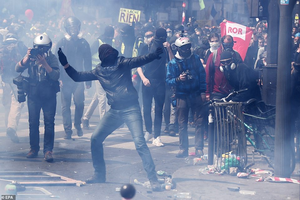 Первомайские демонстрации в Париже переросли в беспорядки, есть задержанные (ФОТО, ВИДЕО)