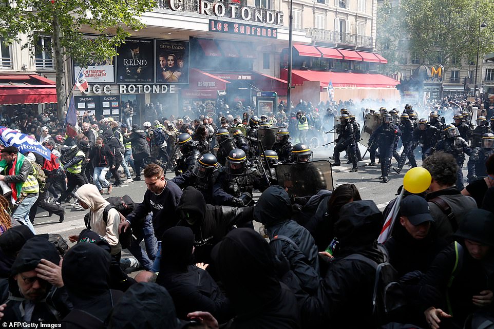 Первомайские демонстрации в Париже переросли в беспорядки, есть задержанные (ФОТО, ВИДЕО)