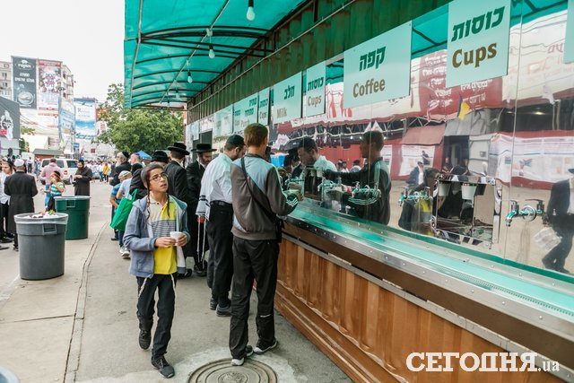 Песни, пляски и горы мусора: Как хасиды празднуют Рош ха-Шана в Умани