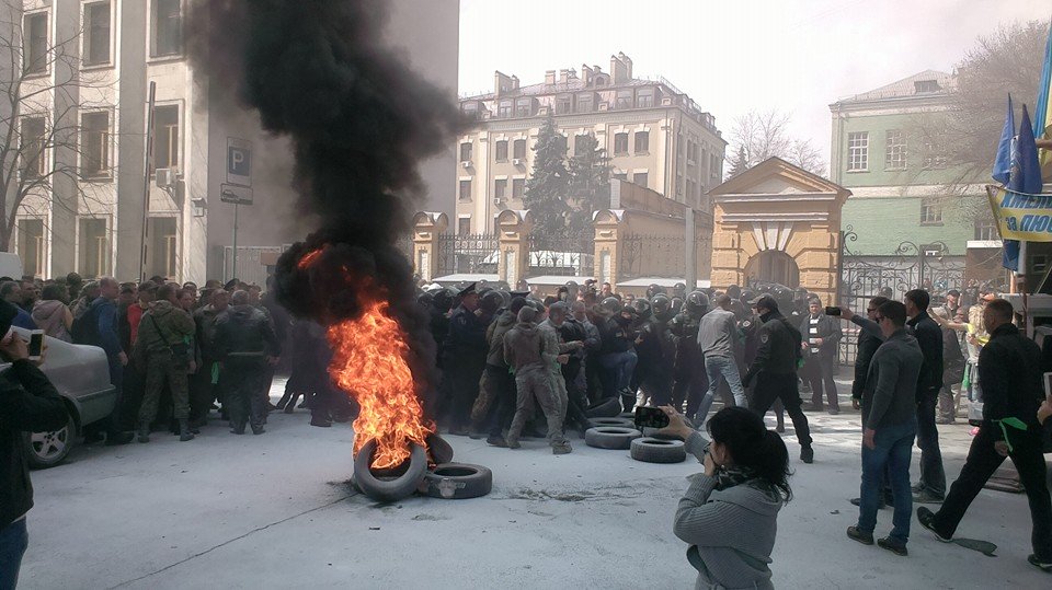 Под АП активисты Автомайдана подожгли шины, требуя люстрации правоохранителей