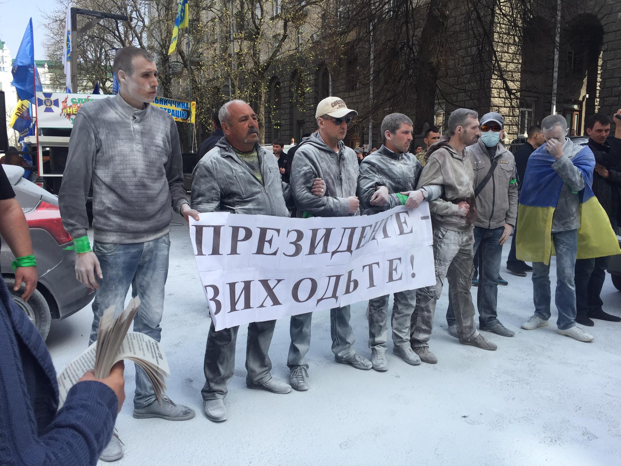 Под АП активисты Автомайдана подожгли шины, требуя люстрации правоохранителей