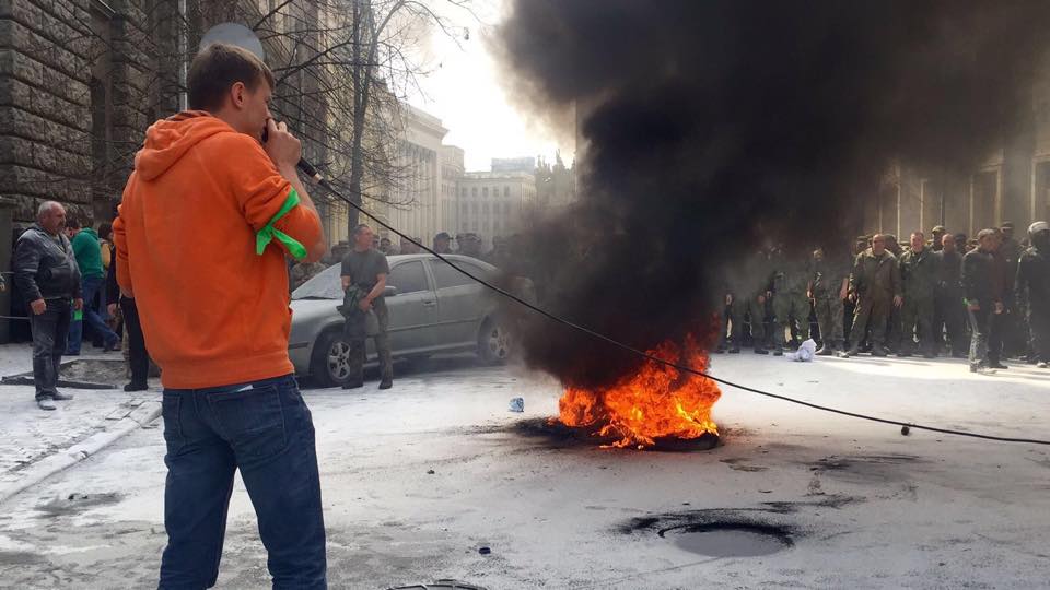 Под АП активисты Автомайдана подожгли шины, требуя люстрации правоохранителей