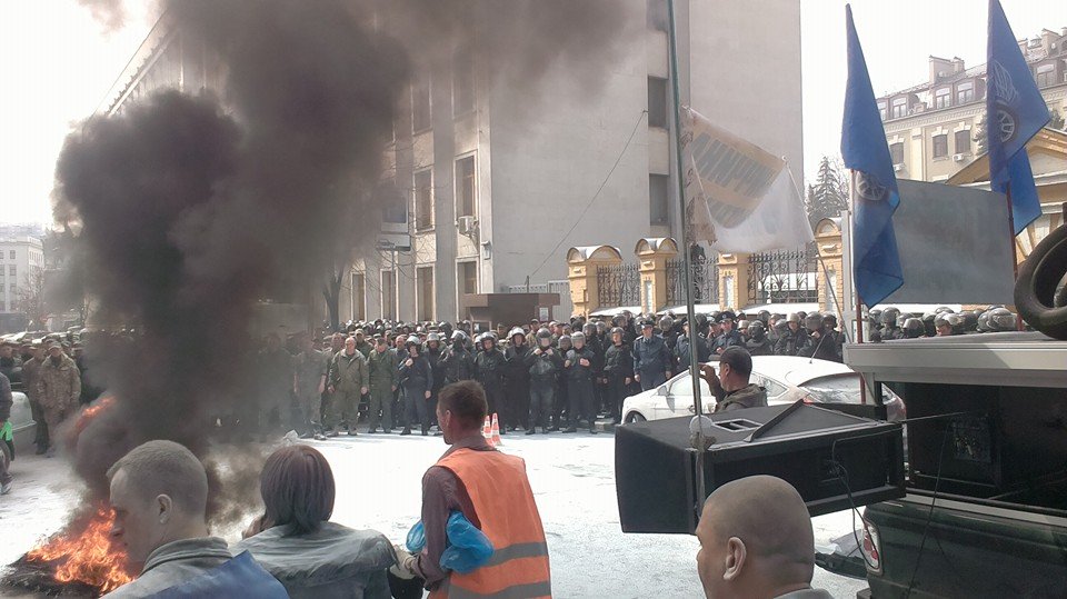 Под АП активисты Автомайдана подожгли шины, требуя люстрации правоохранителей