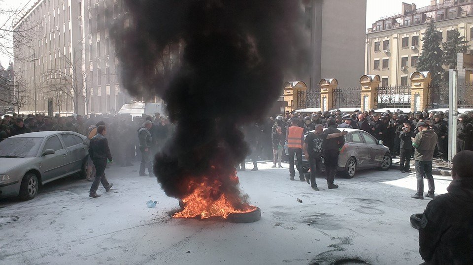 Под АП активисты Автомайдана подожгли шины, требуя люстрации правоохранителей