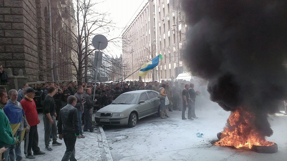 Под АП активисты Автомайдана подожгли шины, требуя люстрации правоохранителей