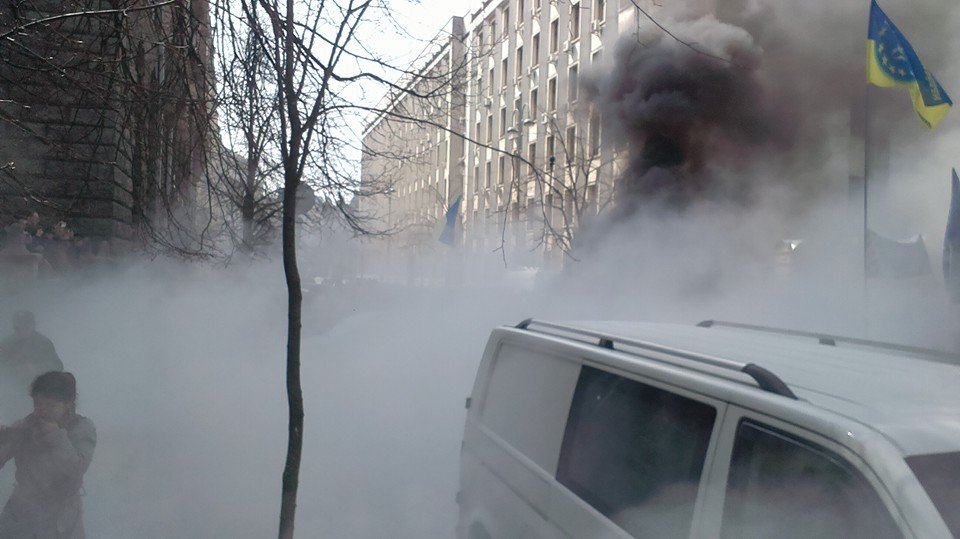 Под АП активисты Автомайдана подожгли шины, требуя люстрации правоохранителей