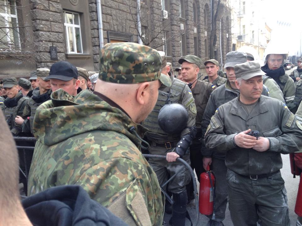 Под АП активисты Автомайдана подожгли шины, требуя люстрации правоохранителей