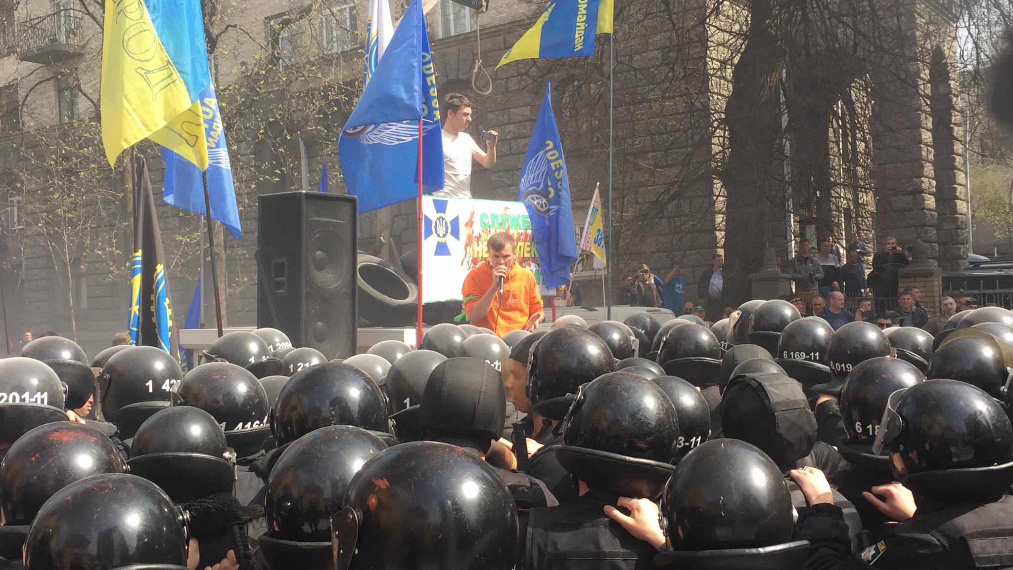 Под АП активисты Автомайдана подожгли шины, требуя люстрации правоохранителей