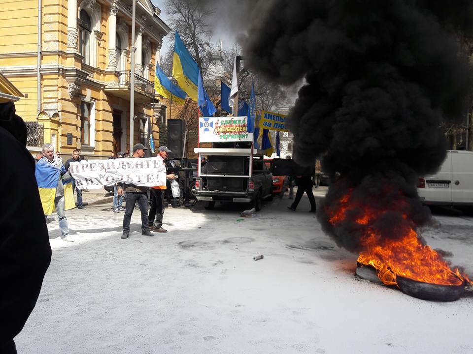 Под АП активисты Автомайдана подожгли шины, требуя люстрации правоохранителей
