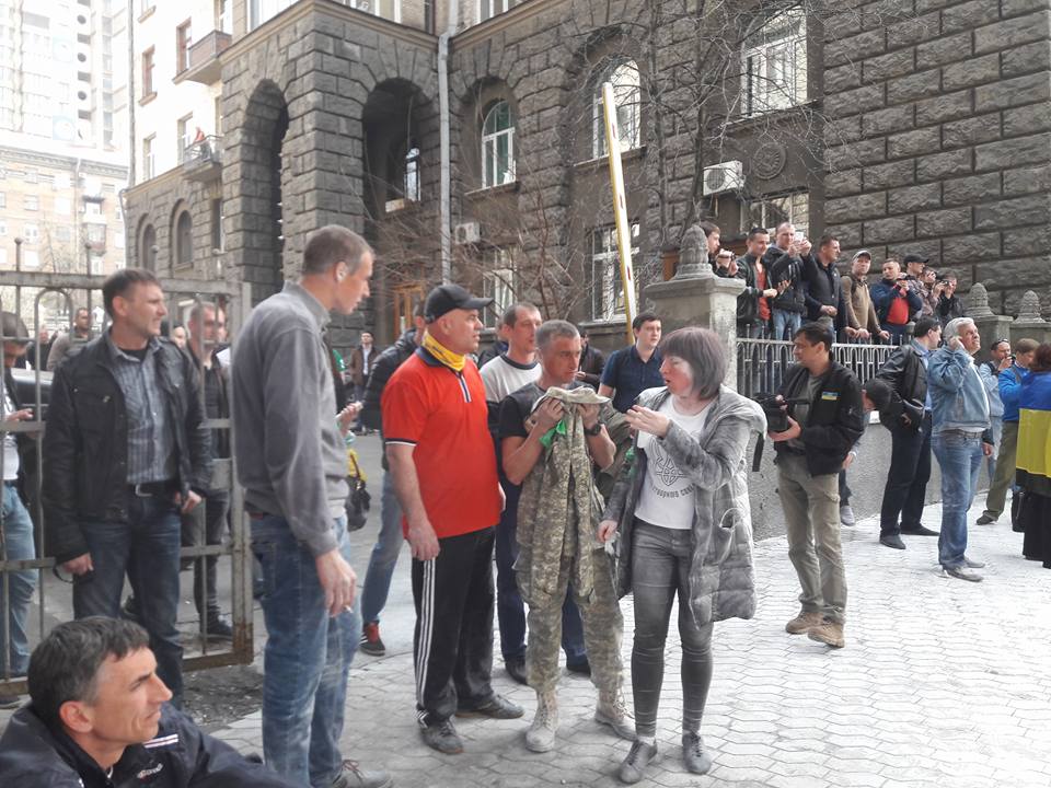 Под АП активисты Автомайдана подожгли шины, требуя люстрации правоохранителей