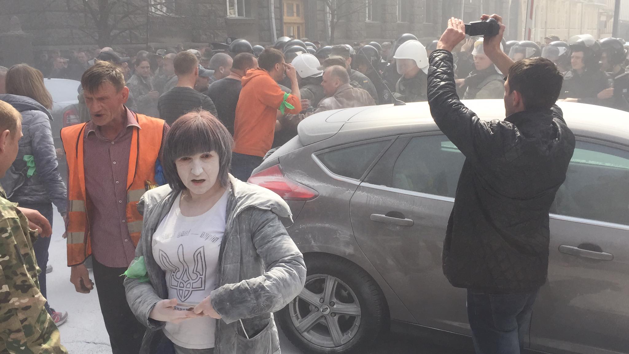 Под АП активисты Автомайдана подожгли шины, требуя люстрации правоохранителей