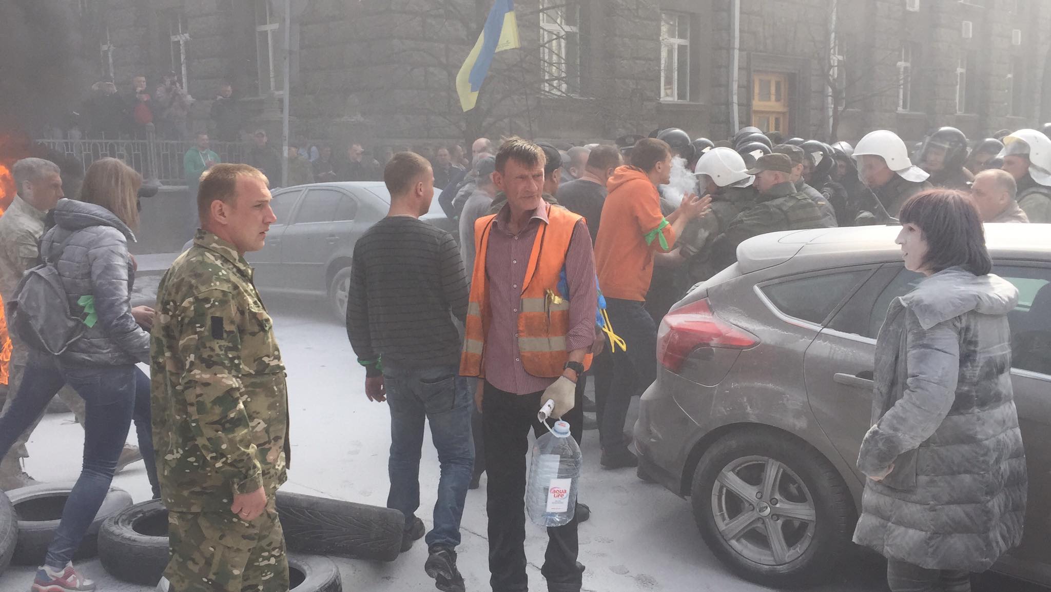 Под АП активисты Автомайдана подожгли шины, требуя люстрации правоохранителей