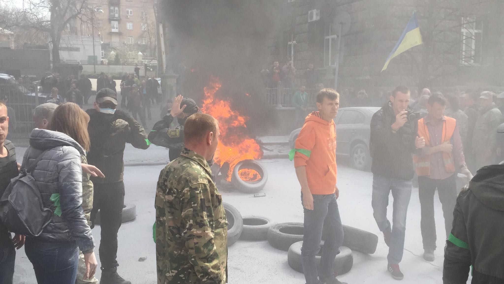 Под АП активисты Автомайдана подожгли шины, требуя люстрации правоохранителей