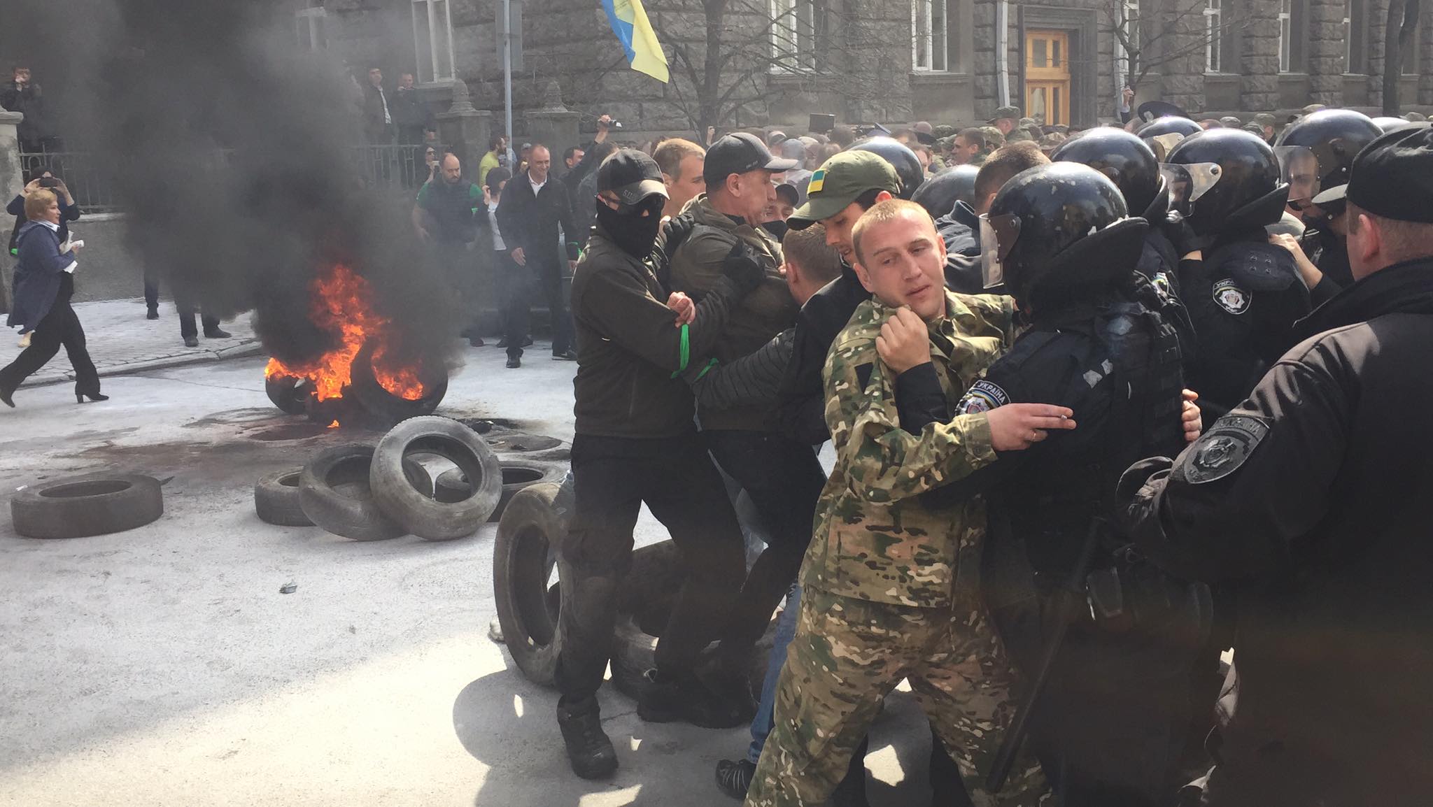 Под АП активисты Автомайдана подожгли шины, требуя люстрации правоохранителей