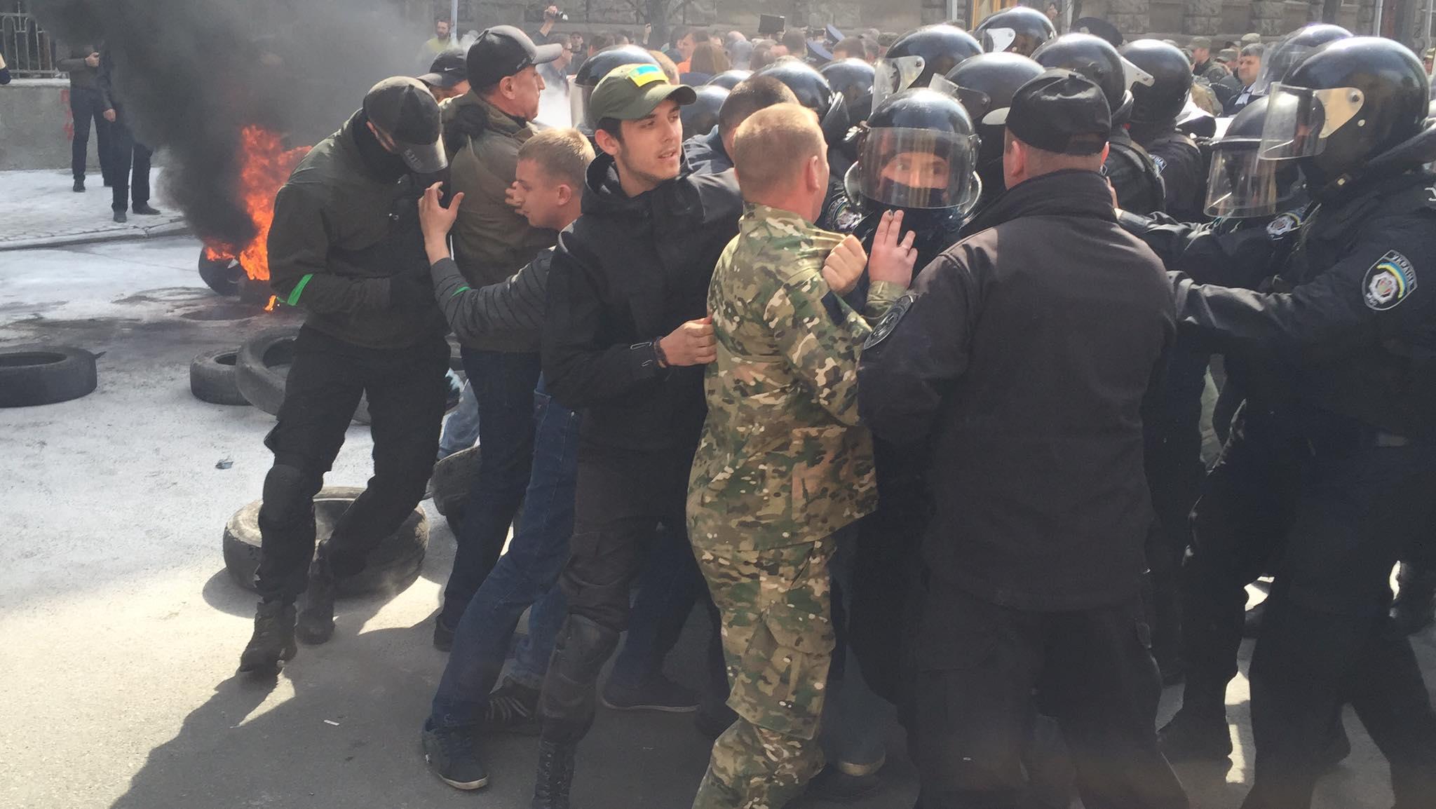 Под АП активисты Автомайдана подожгли шины, требуя люстрации правоохранителей