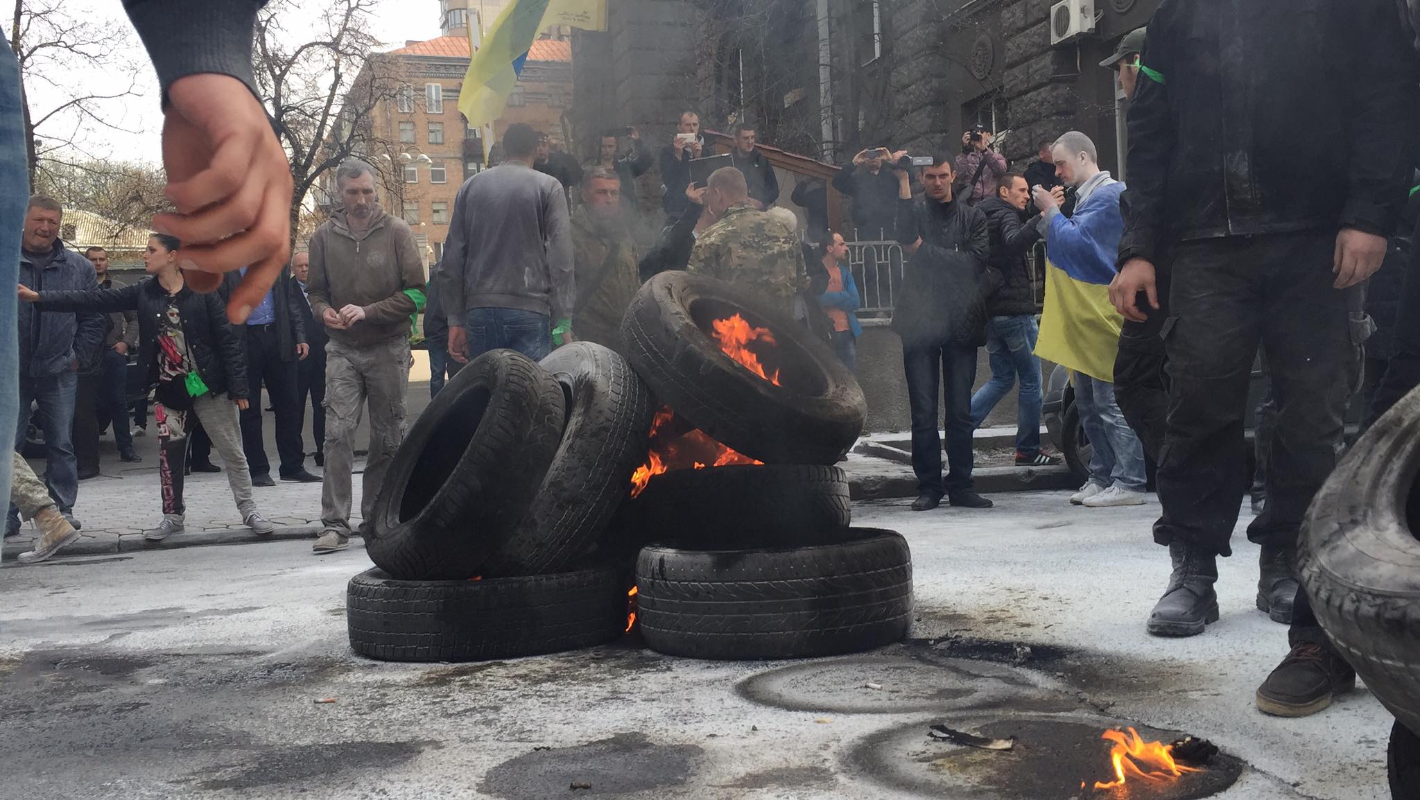 Под АП активисты Автомайдана подожгли шины, требуя люстрации правоохранителей