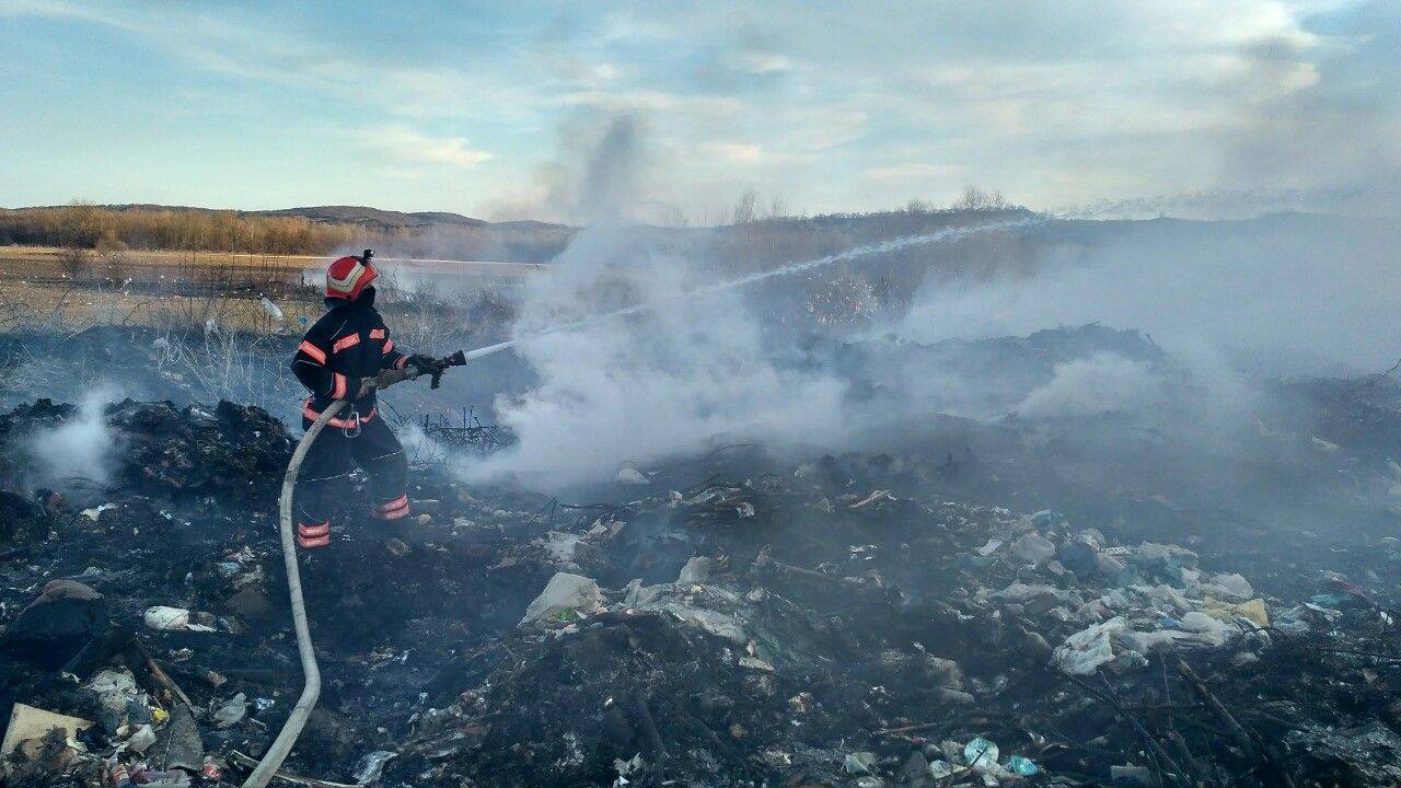 Под Черновцами загорелась свалка