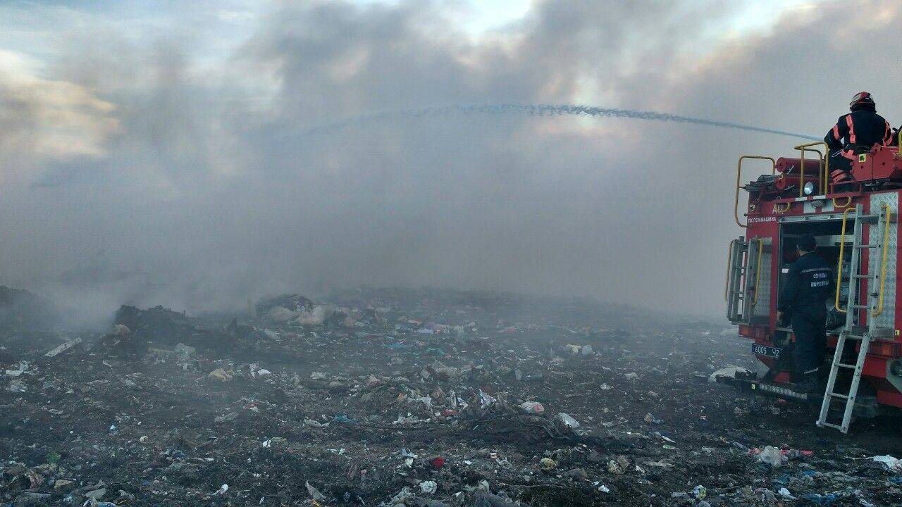 Под Черновцами загорелась свалка