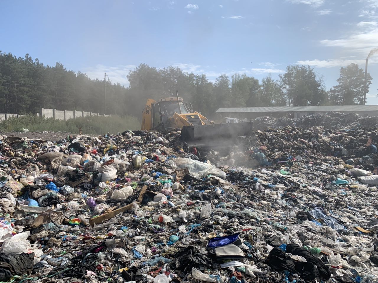 Под Киевом горела свалка на мусоросортировочном заводе (ФОТО)