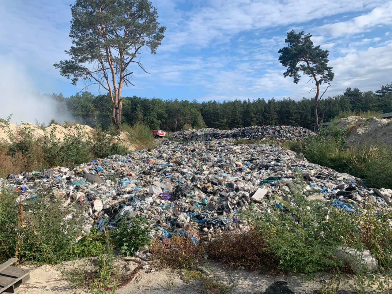 Под Киевом горела свалка на мусоросортировочном заводе (ФОТО)