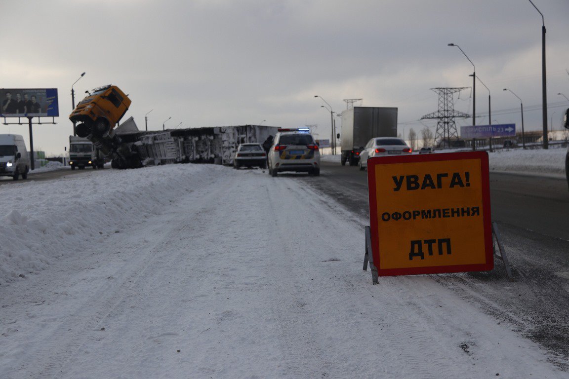 Под Киевом перевернулся и завис над встречной полосой грузовик