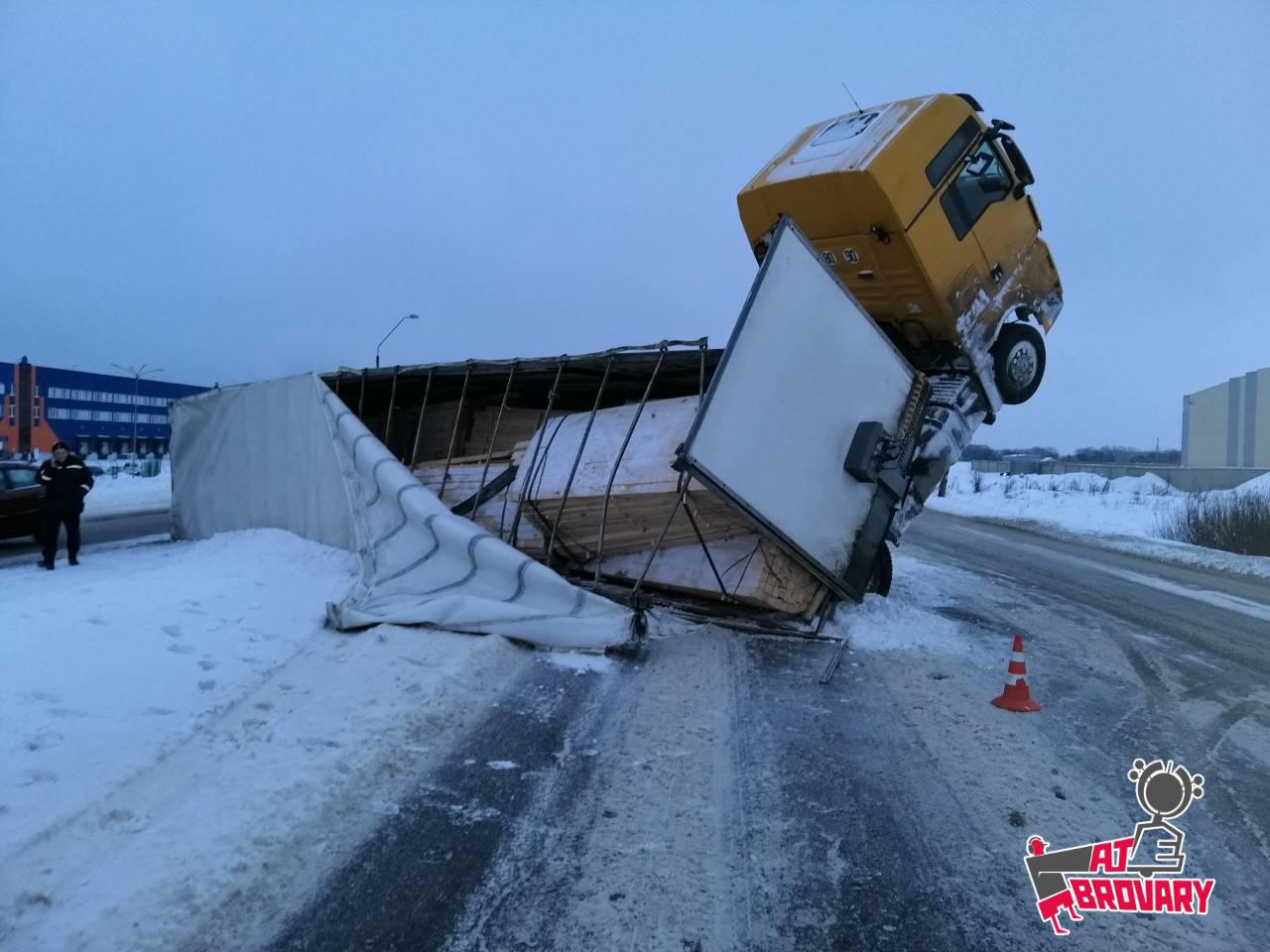 Под Киевом перевернулся и завис над встречной полосой грузовик
