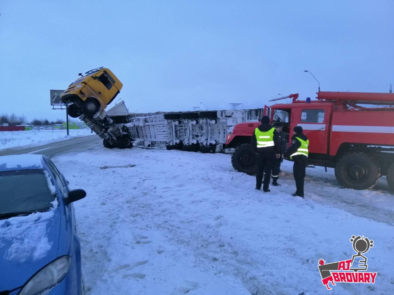 Под Киевом перевернулся и завис над встречной полосой грузовик
