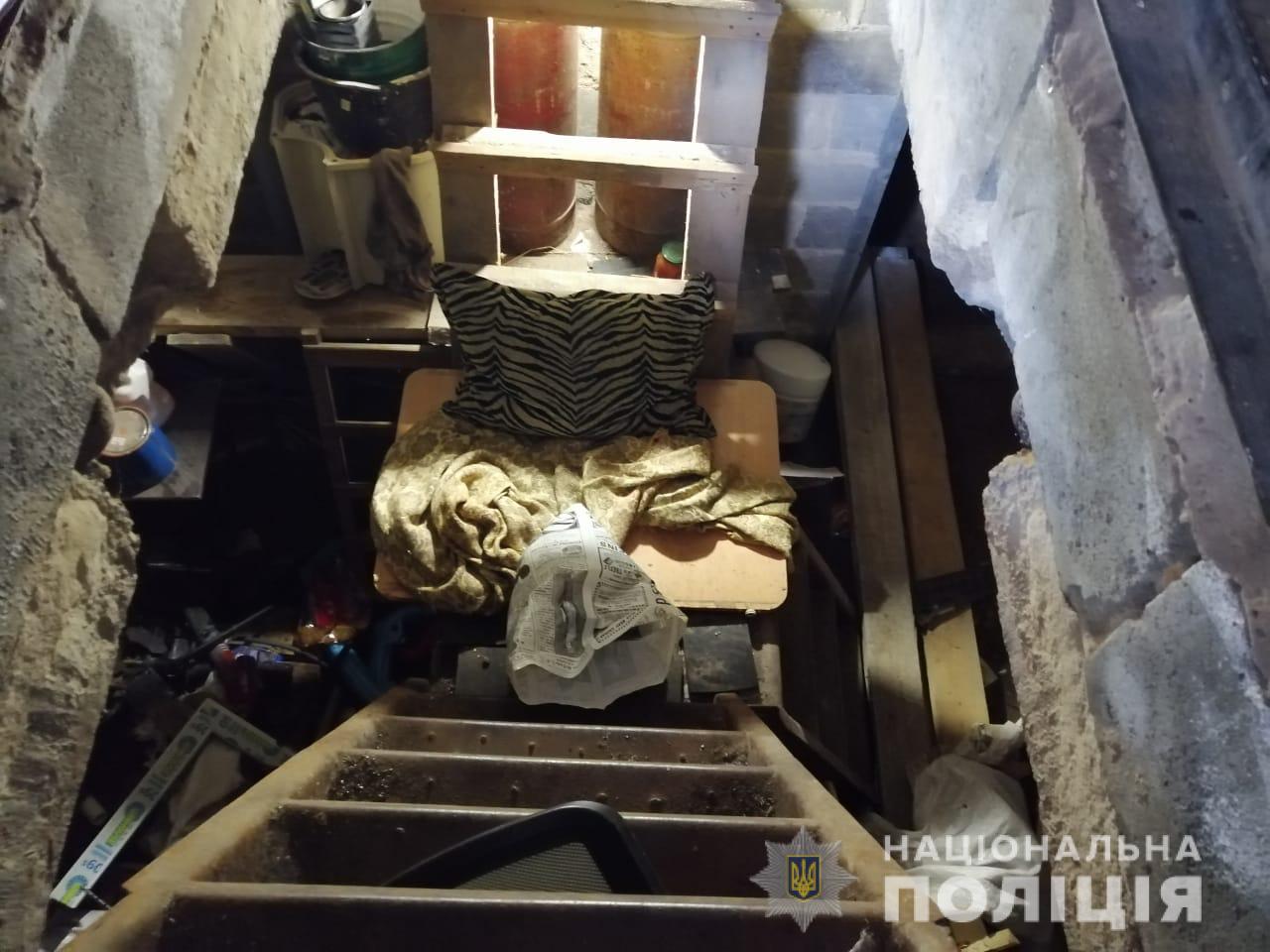 Под Киевом за неоплаченный проезд таксист посадил пассажира на цепь в подвале (ФОТО)