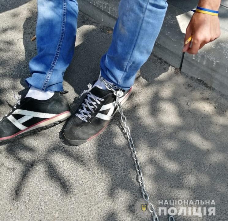 Под Киевом за неоплаченный проезд таксист посадил пассажира на цепь в подвале (ФОТО)