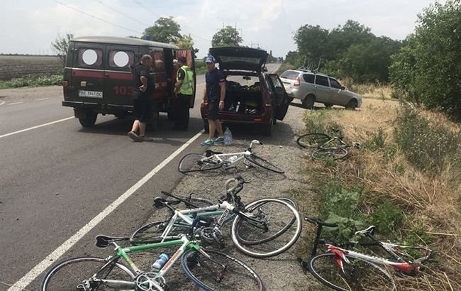 Под Николаевом авто въехало в группу детей-велосипедистов: 6 пострадавших (ВИДЕО)