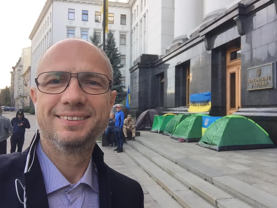 Под Офисом президента в Киеве установили пять палаток (ФОТО)