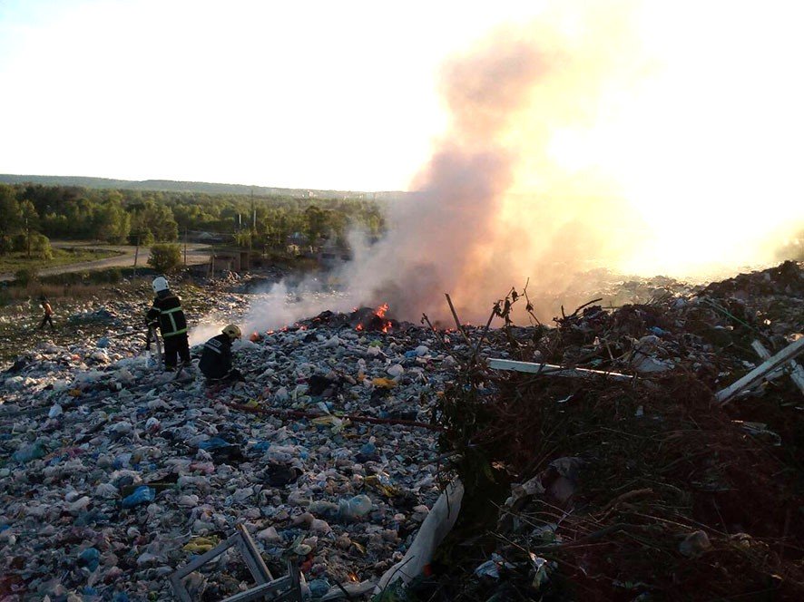 Под Полтавой второй день горит городская мусорная свалка