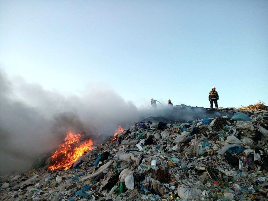 Под Полтавой второй день горит городская мусорная свалка