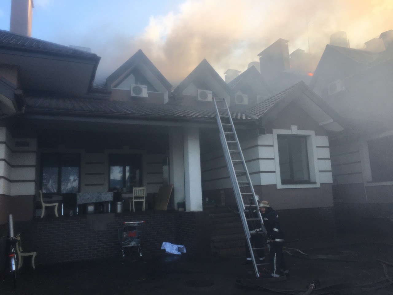 Под Вышгородом горел ресторанный комплекс (фото)