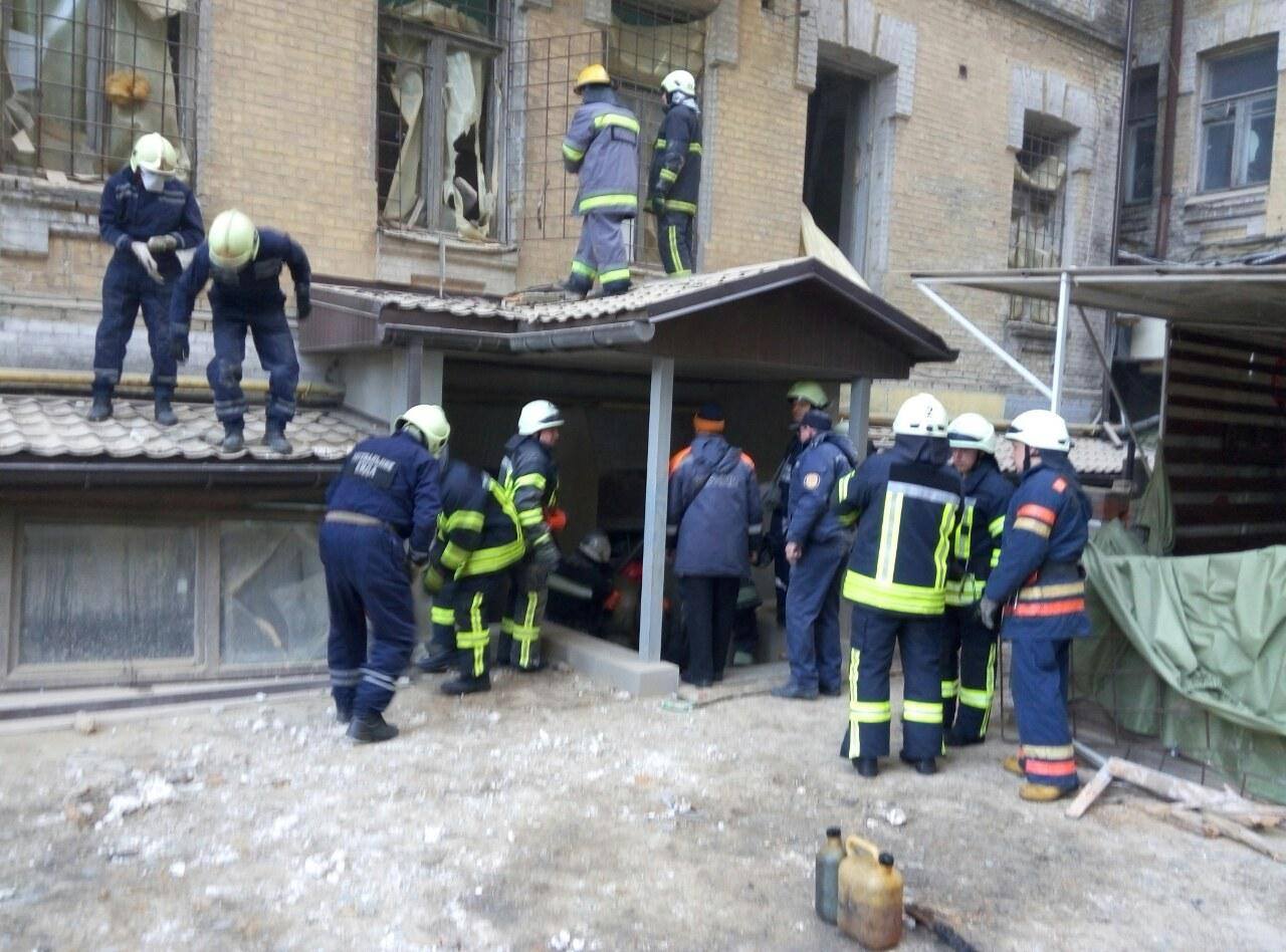Под завалами обвалившегося в центре Киева дома обнаружили живого человека
