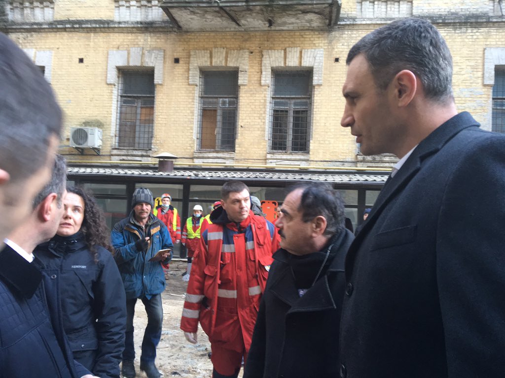 Под завалами обвалившегося в центре Киева дома обнаружили живого человека