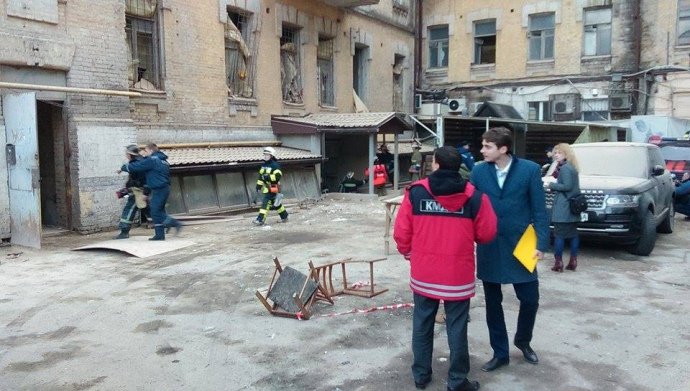 Под завалами обвалившегося в центре Киева дома обнаружили живого человека