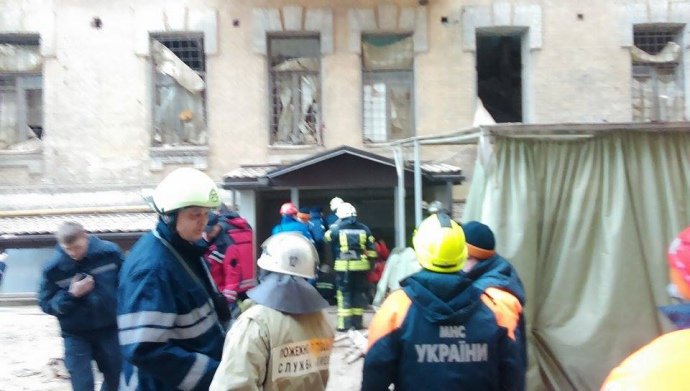 Под завалами обвалившегося в центре Киева дома обнаружили живого человека