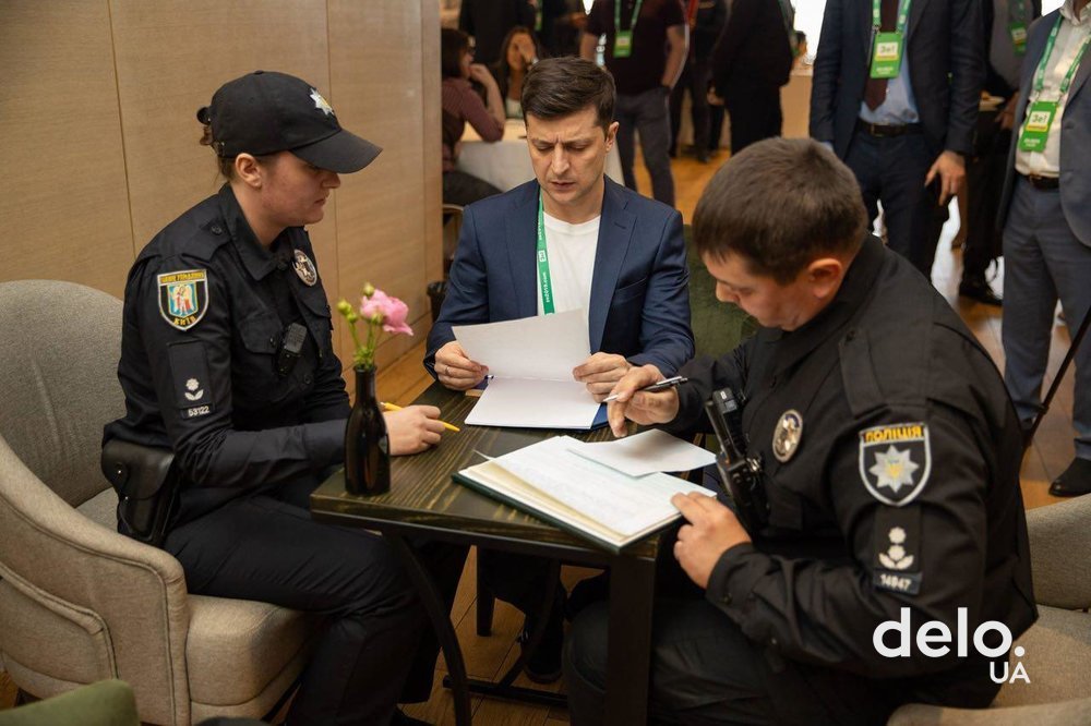 Полиция выписала админпротокол Зеленскому за демонстрацию бюллетеня (ФОТО)
