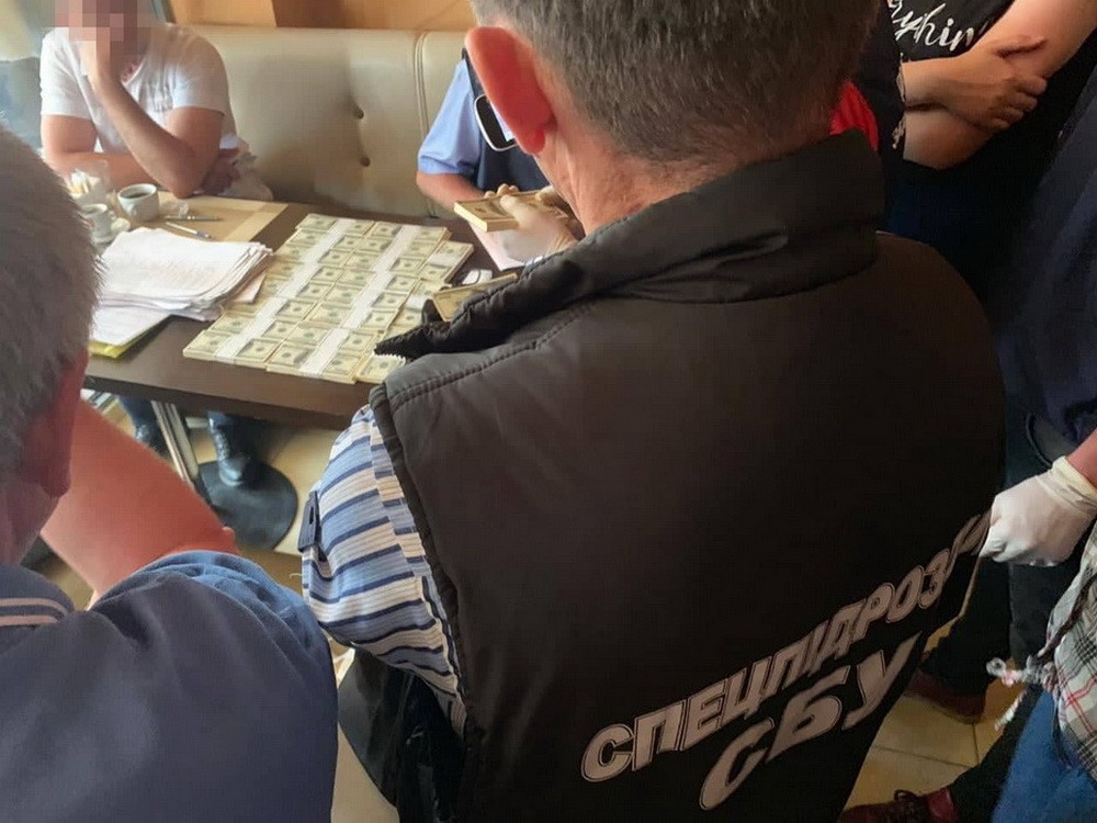 Полмиллиона долларов за землю: СБУ утверждает, что поймала на взятке банду чиновников из Буковины (ФОТО)