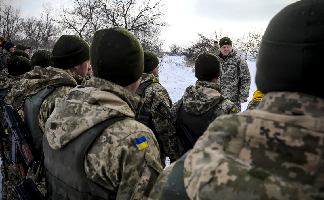 Порошенко побывал на передовой вблизи Горловки и поздравил военных с Днем ВСУ