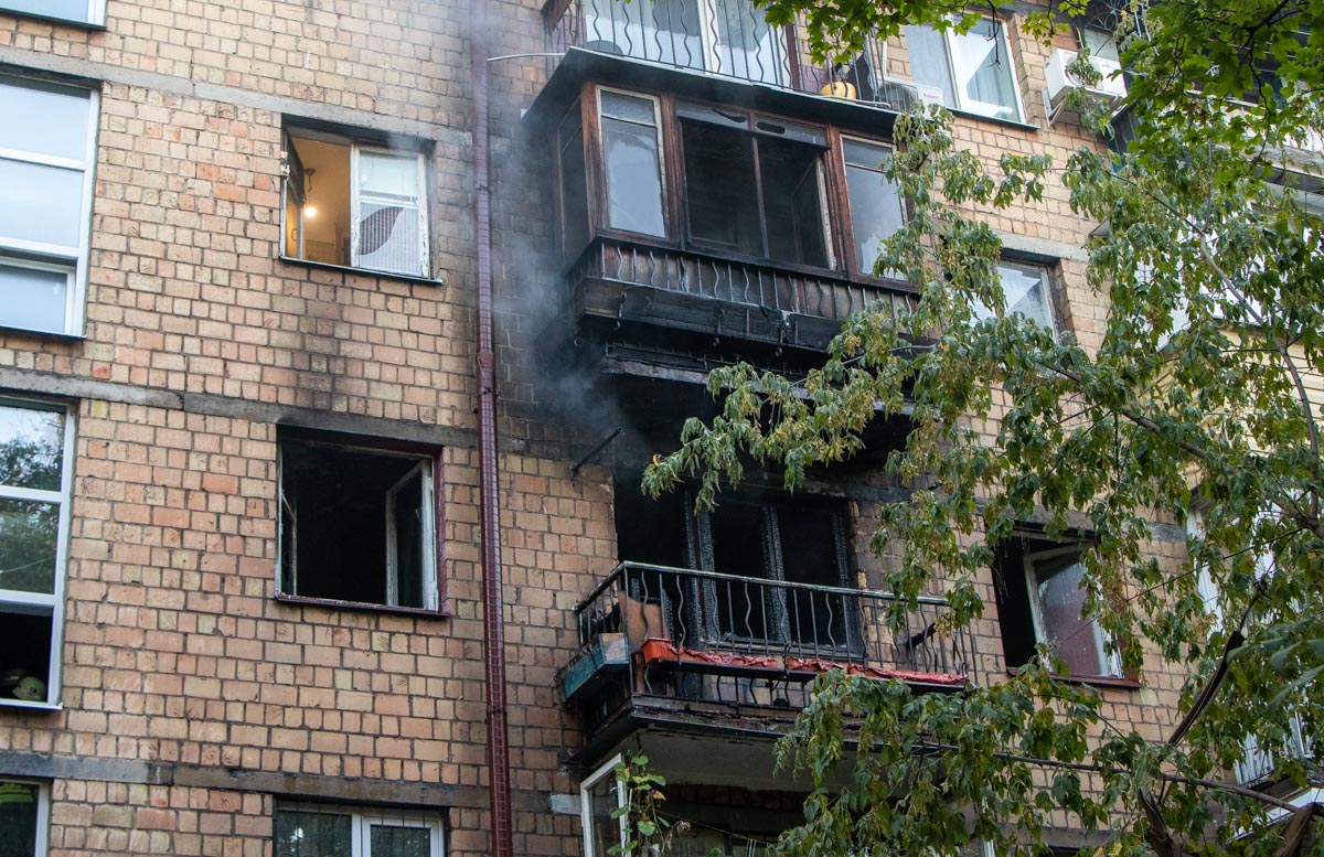 Пожар в Киеве унес жизнь женщины, мужчина выпрыгнул из окна и спасся (ФОТО, ВИДЕО)