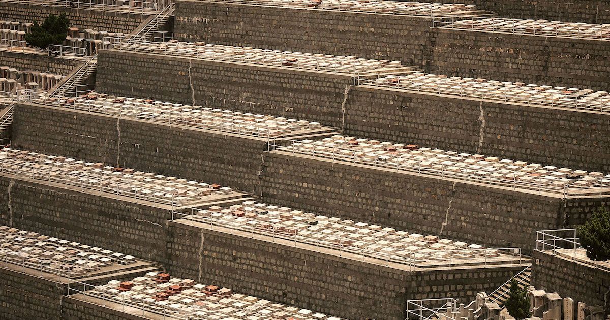 Простір мертвих. У Гонконзі людей ховають на вертикальних кладовищах - пояснюємо, чому