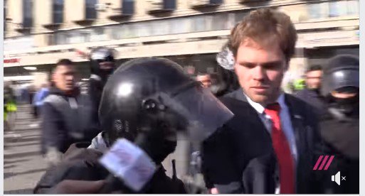 Протесты в Москве: Мужчина заявил, что полиция действует мягко и тут же был задержан силовиками (видео)