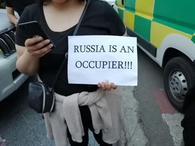 Протесты в Тбилиси, спровоцированные выступлением российского делегата, завершились массовыми задержаниями (ФОТО, ВИДЕО)