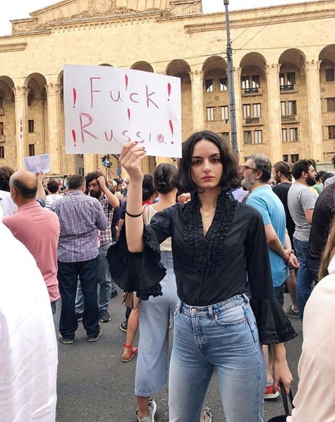 Протесты в Тбилиси, спровоцированные выступлением российского делегата, завершились массовыми задержаниями (ФОТО, ВИДЕО)