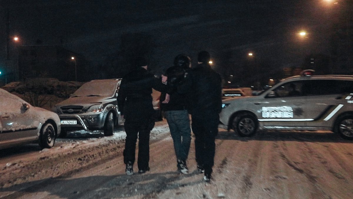 Пытались украсть елку: В Киеве произошла драка с применением ножа, перцового баллончика и топора