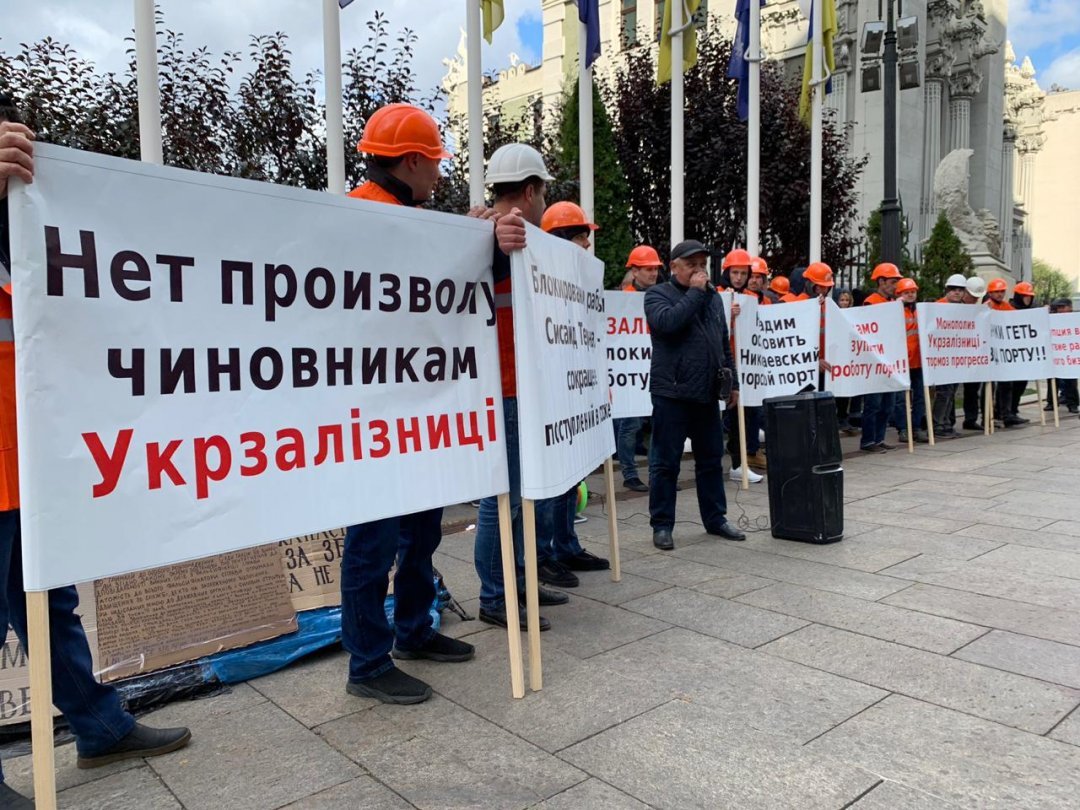 Рабочие Николаевского порта пожаловались Зеленскому на Укрзализныцю