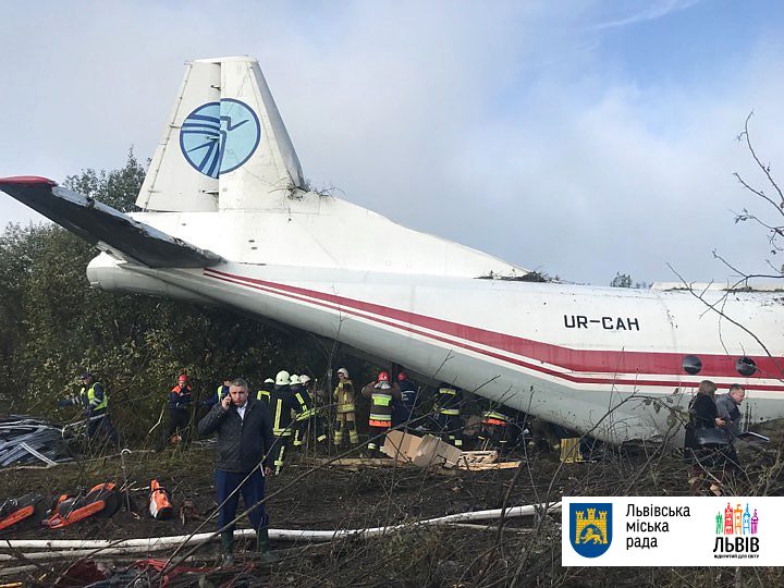 Разбитое крыло и разбросанные запчасти: Появились фото с места крушения самолета Ан-12 под Львовом